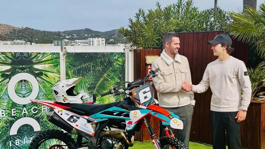 Elías Escandell presenta su moto de competición con O Beach Ibiza como patrocinador principal