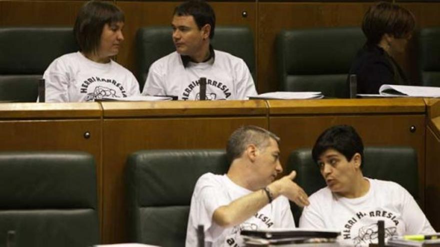 Camisetas a favor del &quot;muro popular&quot; en el Parlamento vasco