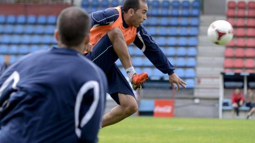 El centrocampista del Ourense Adil salta para controlar el balón en un entrenamiento en O Couto. // Brais Lorenzo