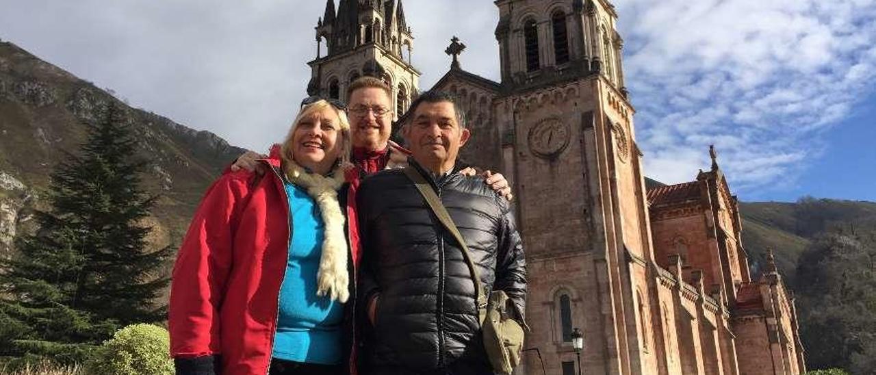 Inés Yagüe, Jorge Barbieri y Luis Fermín Ardisana, ayer, en Covadonga.