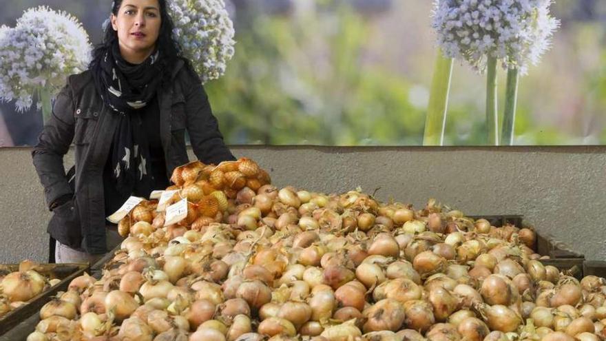La productora afincada en Miño Cristina Rañobre, que cultiva las variedades miñense y de Betanzos.