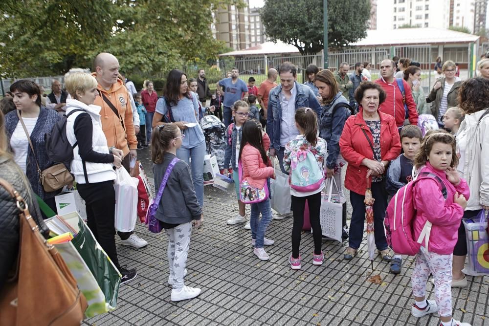 Inicio del curso con protesta de familias en el colegio Evaristo Valle del Polígono de Pumarín (Gijón)