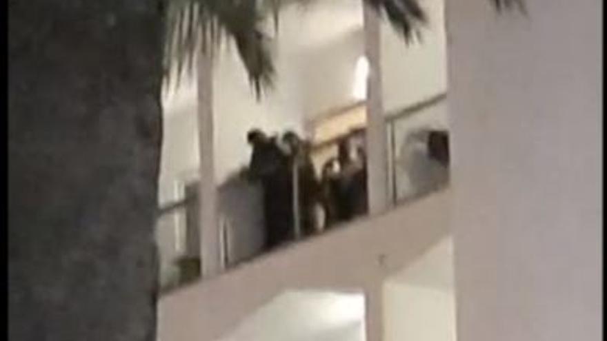 Un hombre intenta tirar a dos policías por un balcón en un hotel en Can Picafort