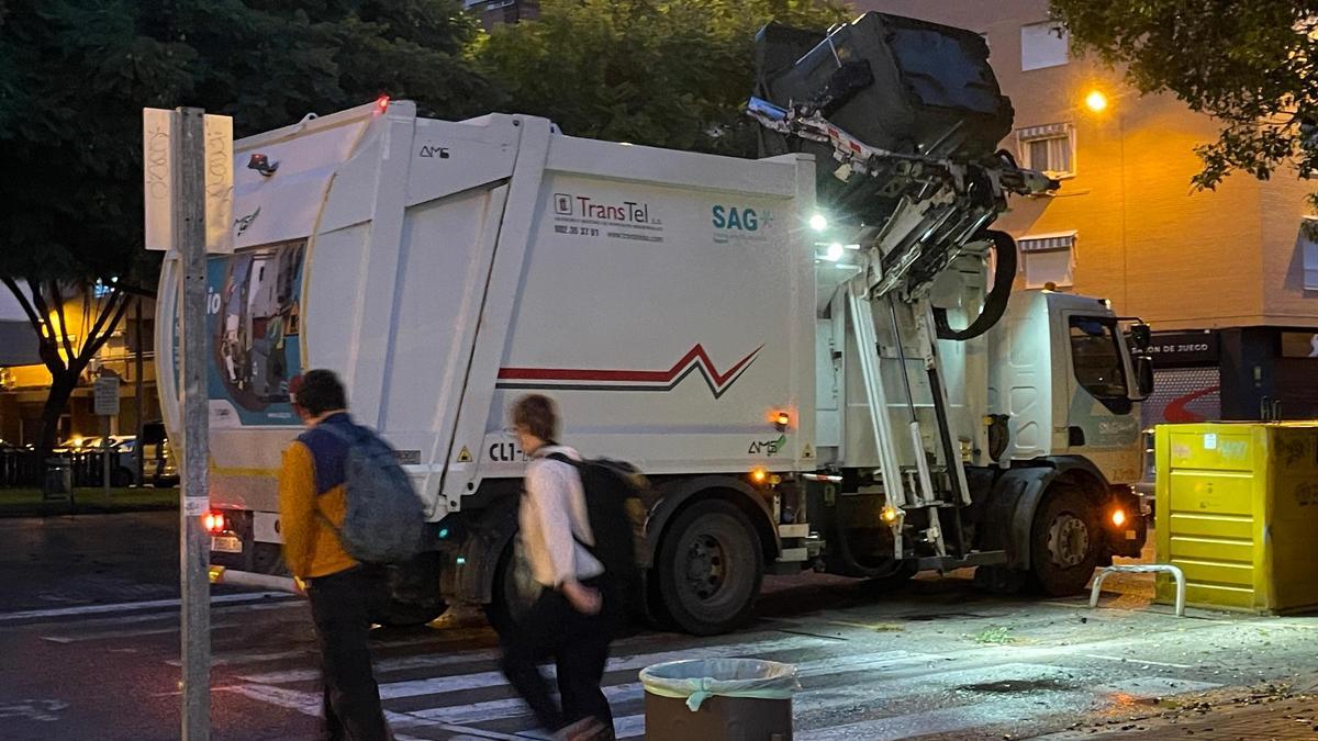 Un camión de basura en el Port de Sagunt.