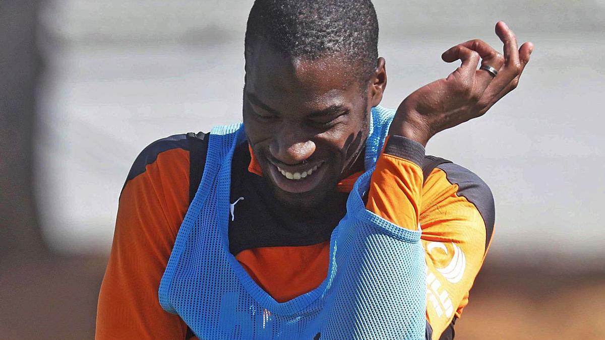 Kondogbia se coloca un peto durante un entrenamiento reciente en Paterna.  | J.M. LÓPEZ/SD