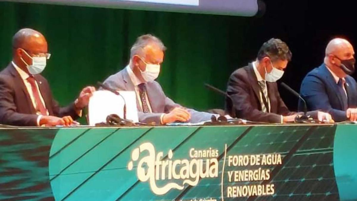 El presidente de Canarias, segundo por la izquierda, durante el acto de inauguración de Africagua, ayer. | |FUSELLI