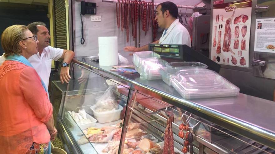 La concejala de Comercio, Maruja Pelegrín, visitó ayer la plaza.