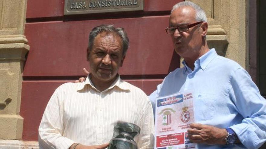 El edil de Deportes, José Manuel Muñiz, y Lobeto Murias, ayer, en Candás.