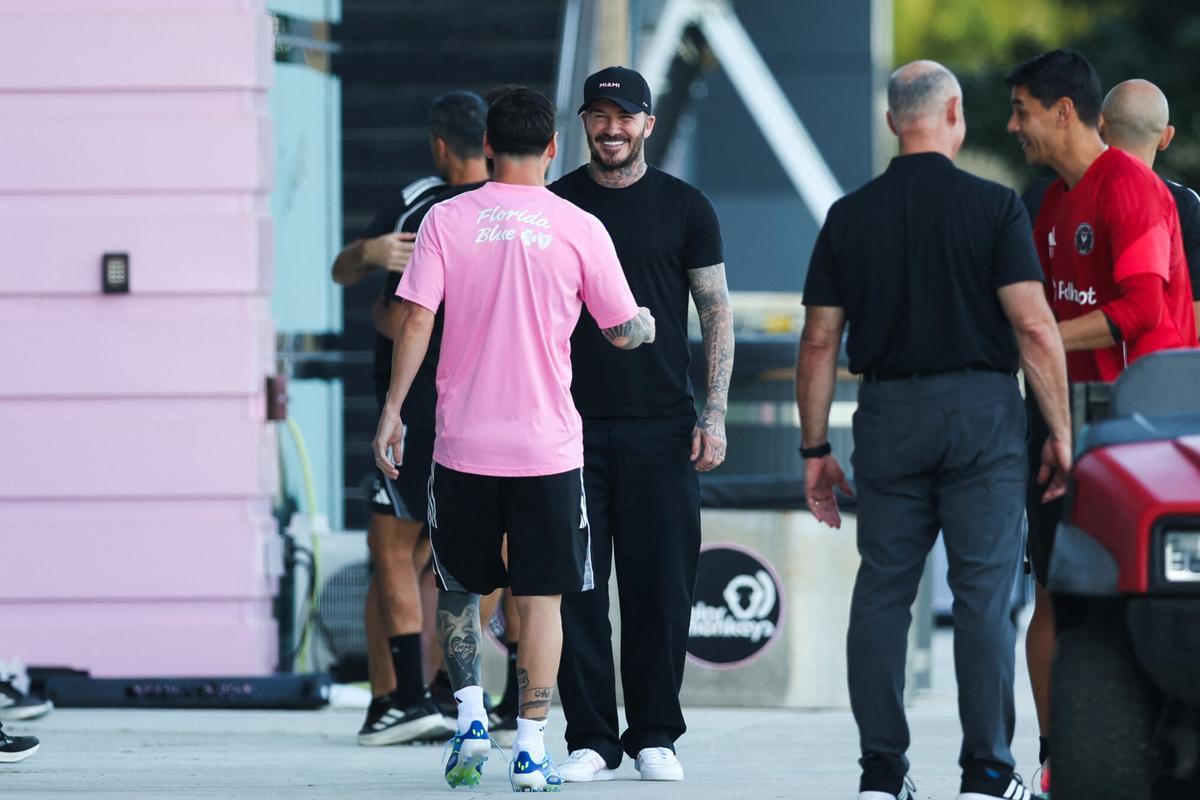 David Beckham, copropietario del Inter Miami espera a Messi para saludarle en el Florida Blue Training Center, de Fort Lauderdale, Florida, donde se entrena el equipo.