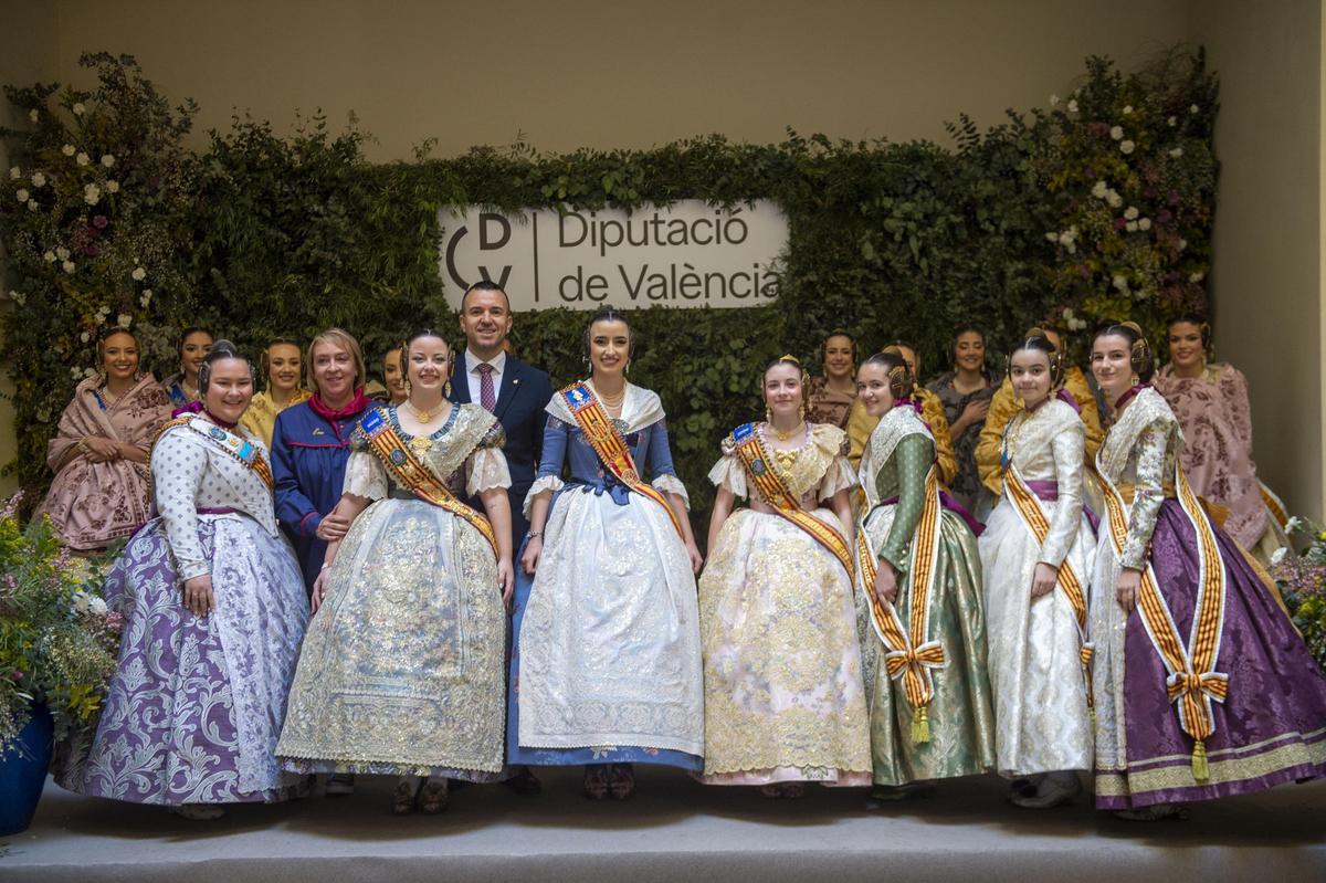 Recepción de las Fallas de Benetússer en la Diputació junto a la alcaldesa Eva Sanz.