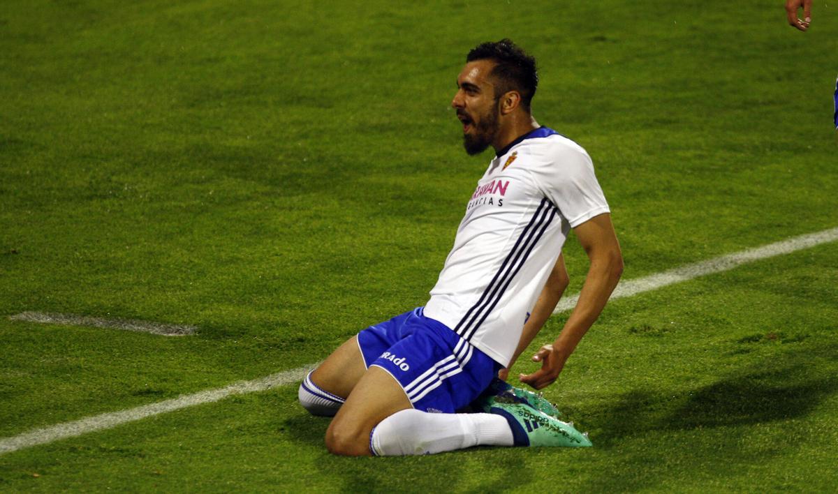 Borja Iglesias celebrando un gol contra el Valladolid en su etapa en el Real Zaragoza