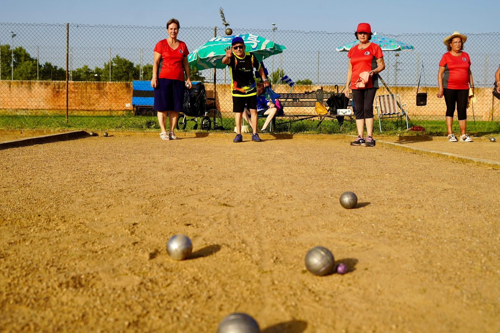 EN IMÁGENES | 20 mayores de Badajoz compiten por ser el rey de la petanca