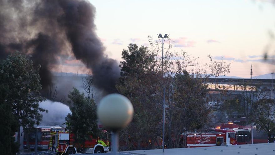 Galería: Espectacular incendio en las cocheras de la EMT de Valencia