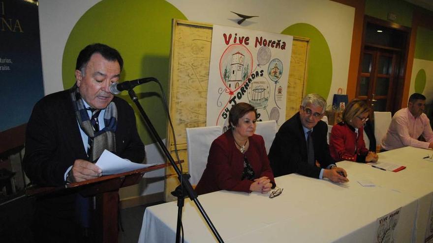 Pedro Morán, en la lectura del pregón de las jornadas gastronómicas de los callos de Noreña.