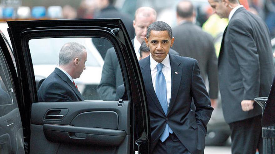 Barack Obama camina hacia su coche tras ofrecer su primera rueda de prensa, el viernes en Chicago.