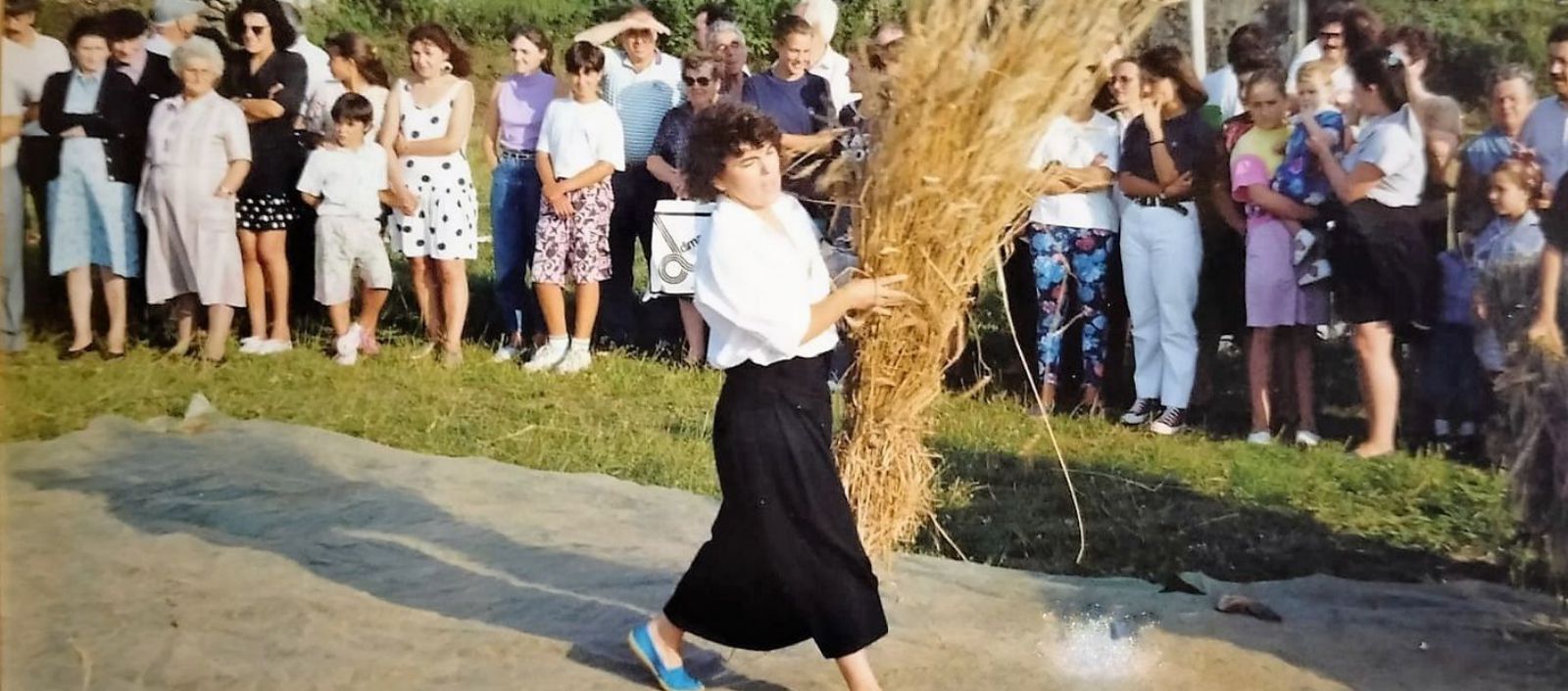 Dolores Barreiro, antigua presidenta de la asociación, con un ‘monllo’ de trigo en una de las fiestas .  | // AVD