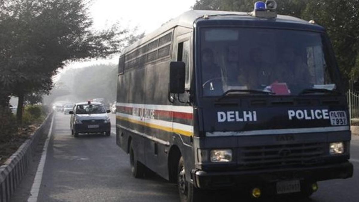 Un autobús de la policía abandona con los acusados el tribunal de Nueva Delhi, este lunes.