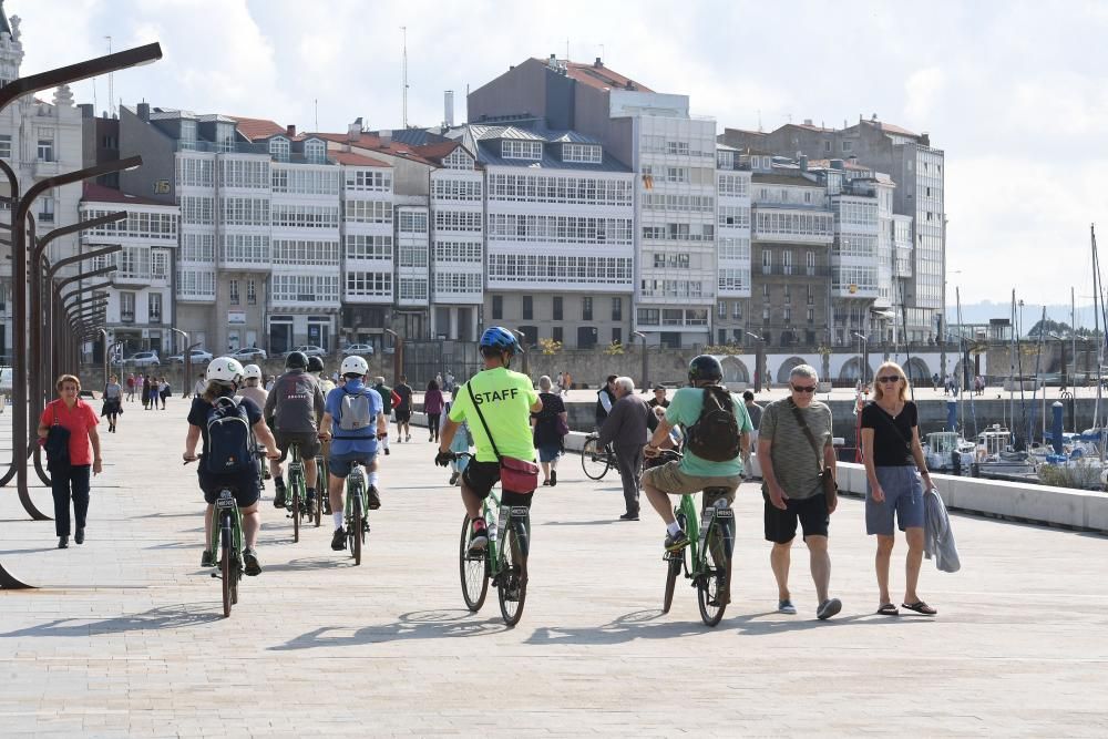 Turistas disfrutan del buen tiempo en A Coruña