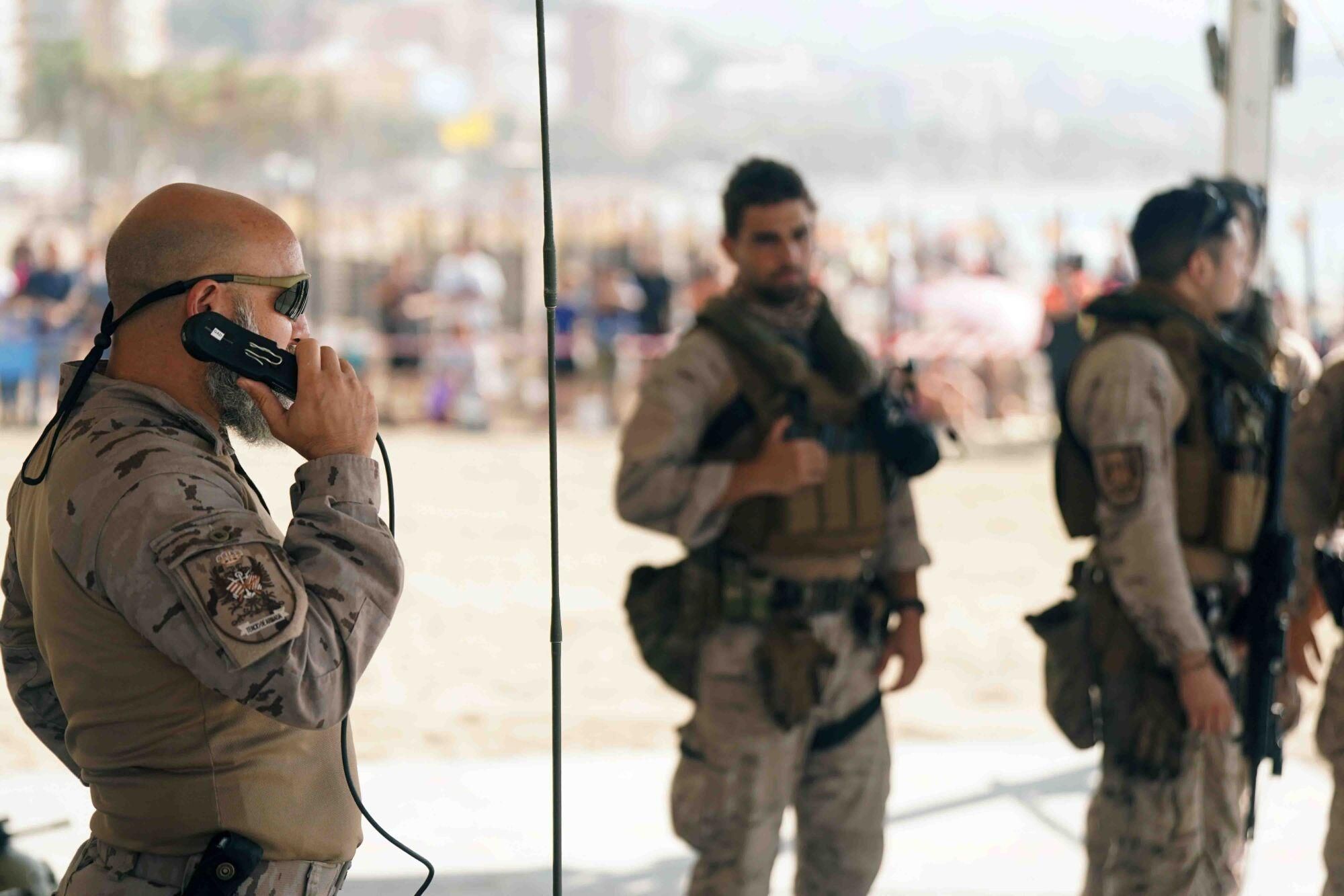 Exhibición dinámica de un desembarco anfibio de La Armada, donde aviones, helicópteros, Infantes de Marina, embarcaciones rápidas y lanchas de desembarco actúan en un escenario simulado de rescate de rehenes