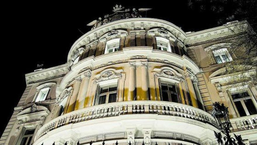 Fachada principal del edificio, vista desde la plaza de Cibeles.