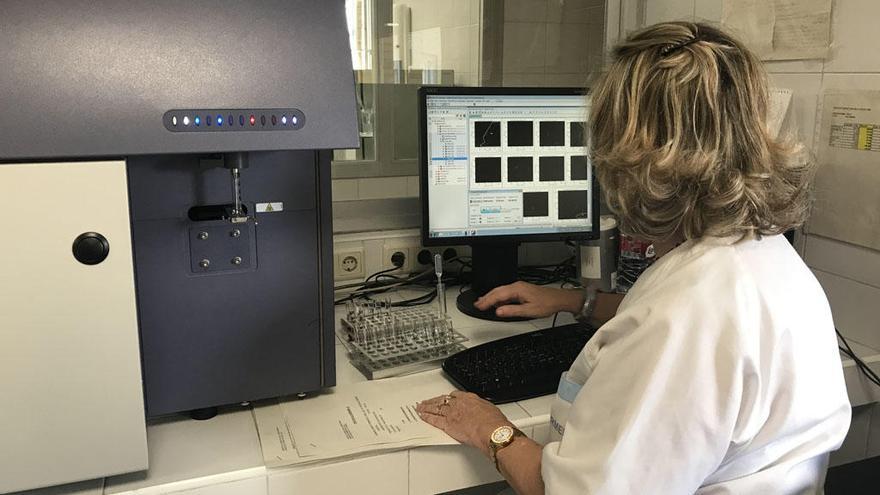 Imagen de una profesional en el laboratorio de Hematología.