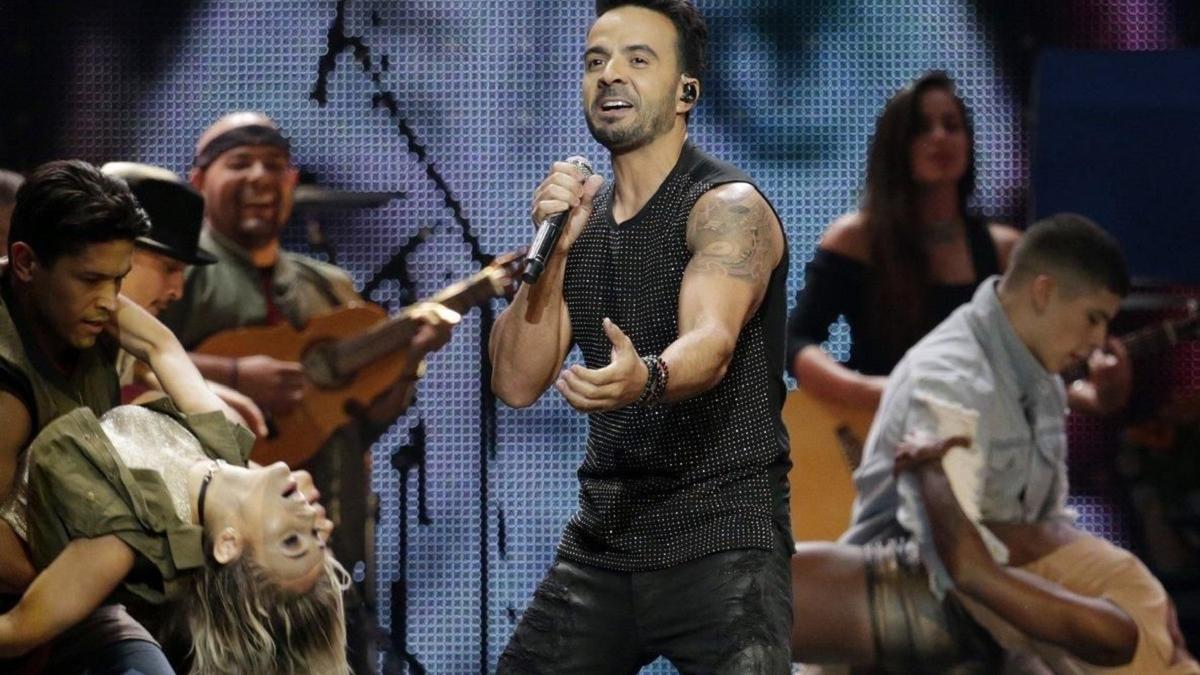 Luis Fonsi durante un concierto