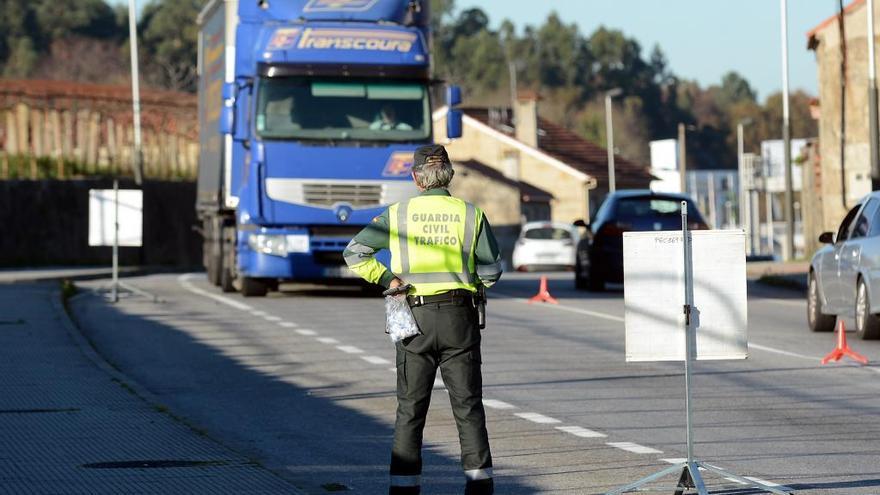 Un agente durante control de alcoholemia de tráfico  en Pontevedra.