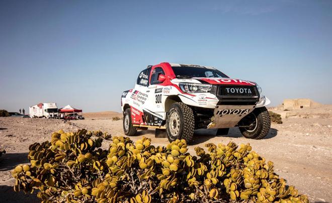 Fotografía cedida por TGR Dam del español Fernando Alonso, durante los entrenamientos de este martes en el desierto de Namibia, donde ha probado el Toyota con el que competirá en el Dakar.