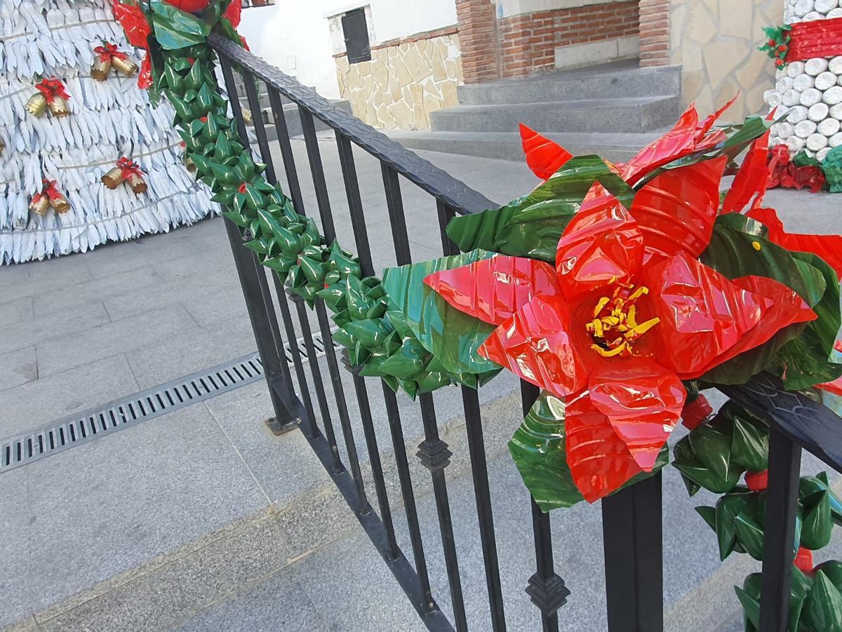 Cadenetas y flores de pascua engalanan las calles del municipio de la Axarquía
