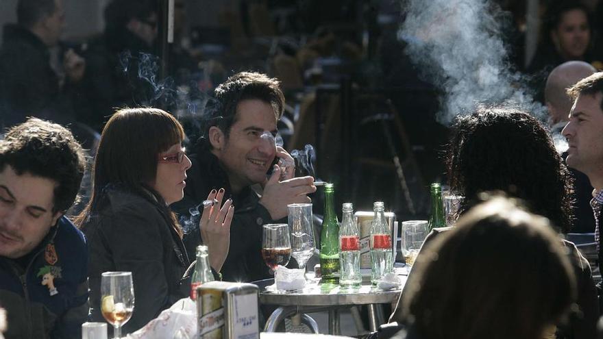 Un grupo de jóvenes fuma en la terraza de un bar, en una imagen de archivo.