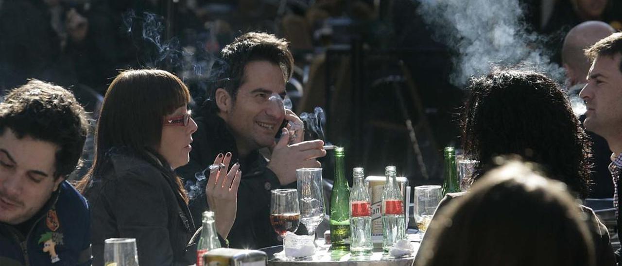 Un grupo de jóvenes fuma en la terraza de un bar, en una imagen de archivo.