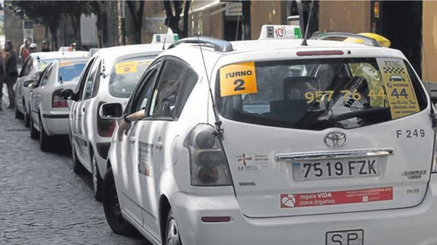 Reclaman al Ayuntamiento de Córdoba la derogación de la ordenanza del taxi