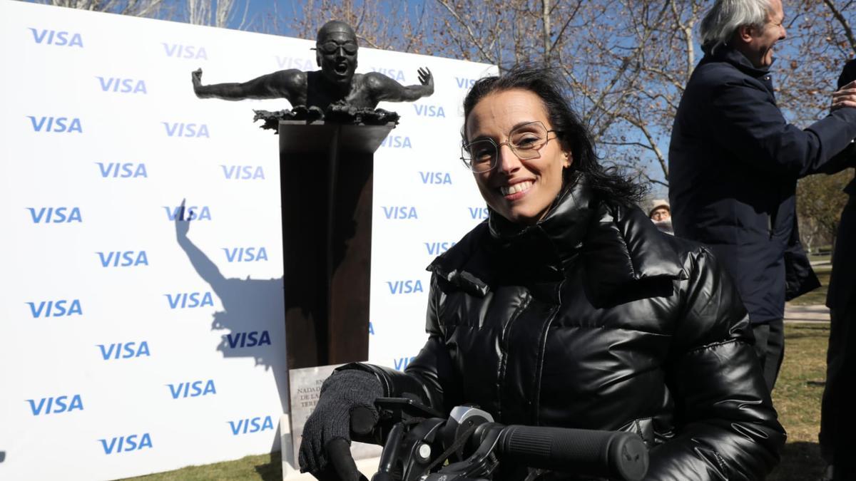 Teresa Perales posa sonriente junto a la escultura