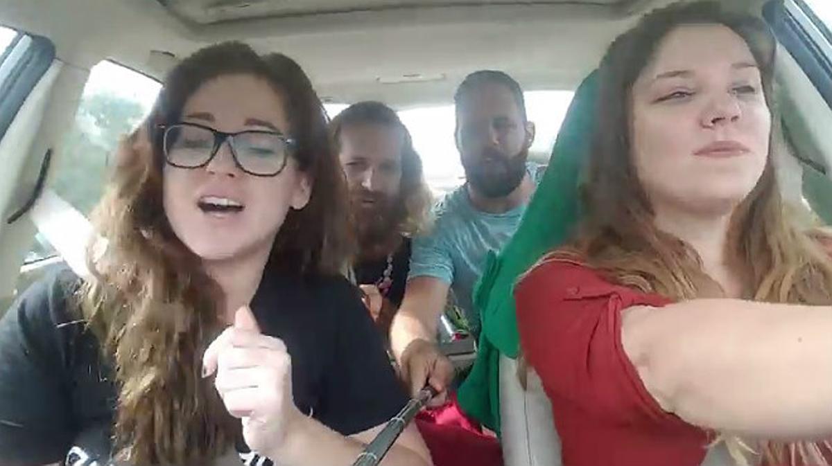 Un vídeo recull l’accident de Sarah Green, una jove nord-americana, i els seus amics en cotxe, i gravat amb el mòbil i el pal de selfie.