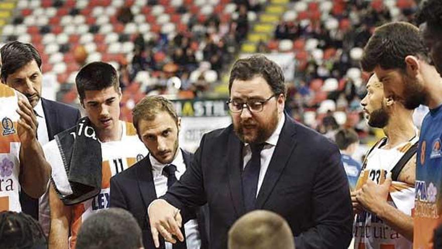 Sergio García da instrucciones a sus jugadores en un partido de la pasada temporada.