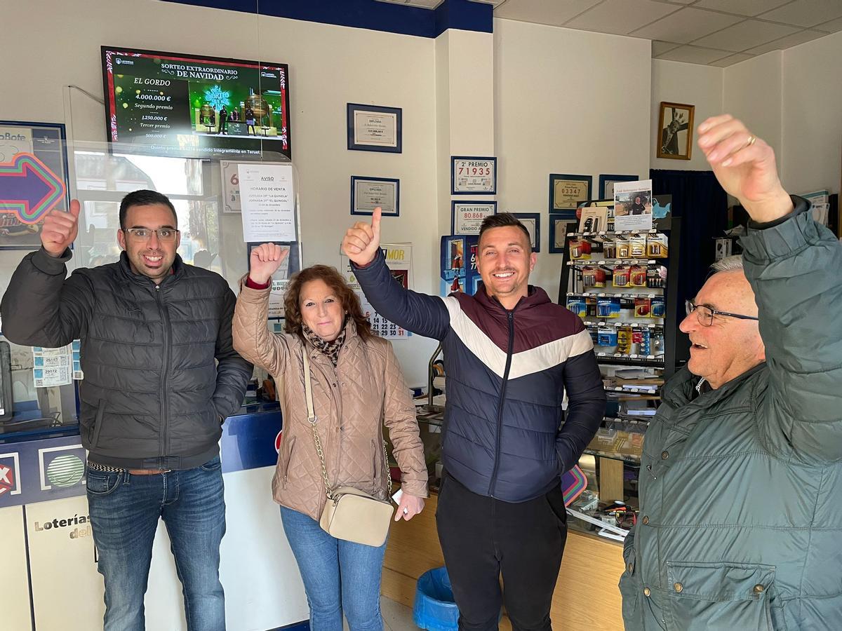 Carlos Ortiz (izquierda) con varios clientes de la delegación de Puente Genil.