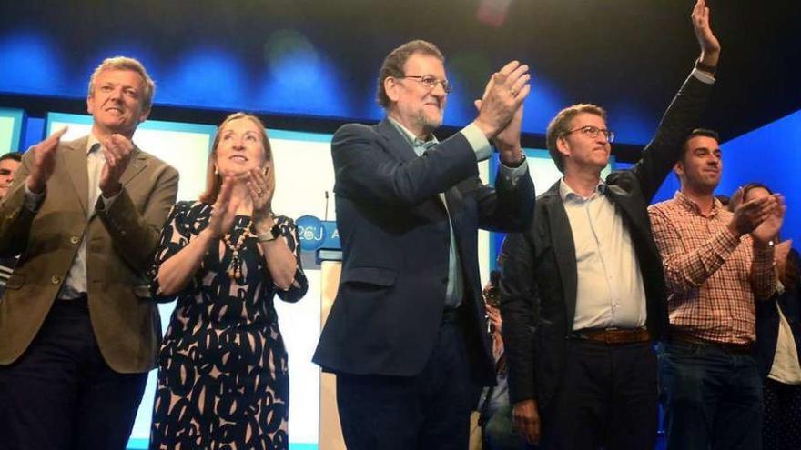 Alfonso Rueda, Ana Pastor, Mariano Rajoy y Feijóo al terminar el mitin celebrado ayer en Pontevedra. // Rafa Vázquez