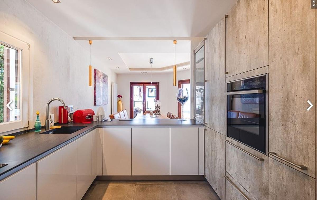 Vista de la cocina, con el salón al fondo