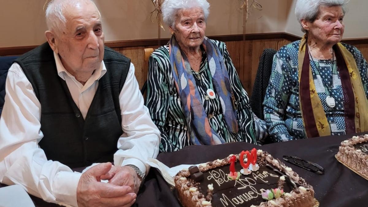 Las hermanas Manuela e Isabel López y el marido de la primera, Demetrio Torrente, los tres centenarios, reunidos en Ibi este fin de semana.