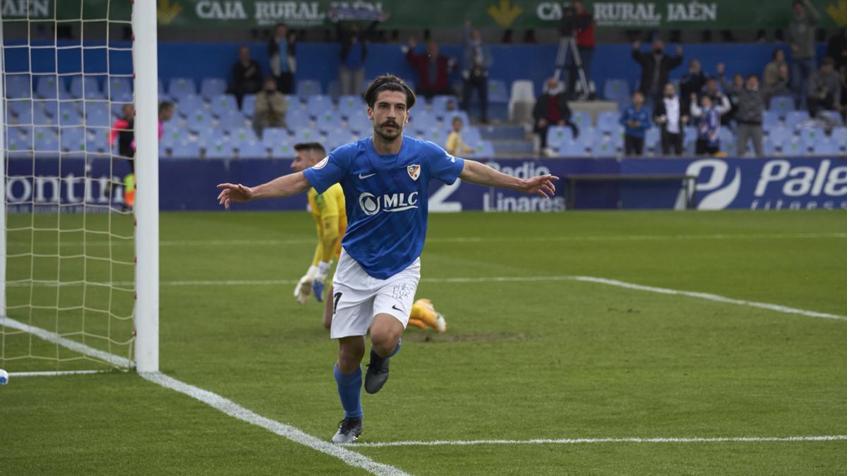 Sanchidrián, celebrnado un gol con el Linares.