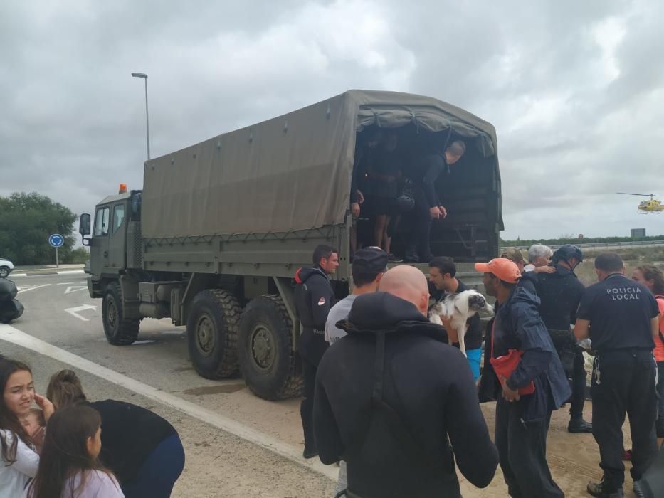 Imagen del despliegue militar en la Vega Baja para auxiliar a vecinos afectados por la gota fría.