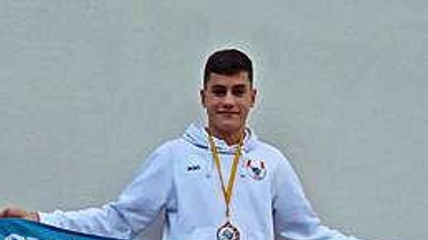 Iago Pérez, con su medalla de bronce.