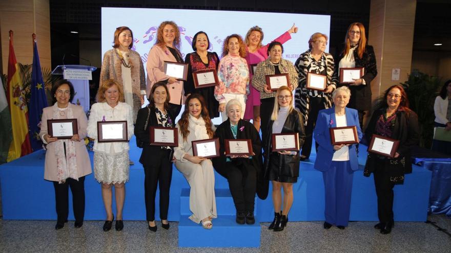 Imagen de familia de las mujeres reconocidas por su trayectoria profesional. | L.O.