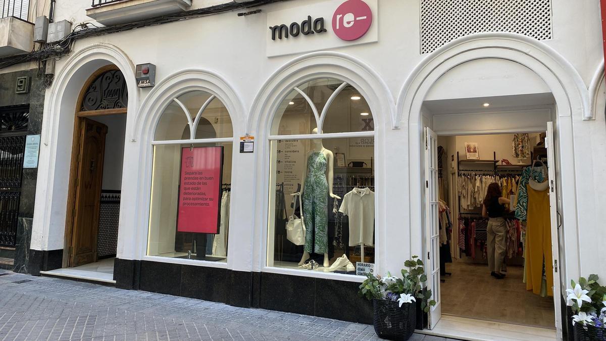 Tienda de ropa para personas vulnerables gestionada por Cáritas en Córdoba capital.