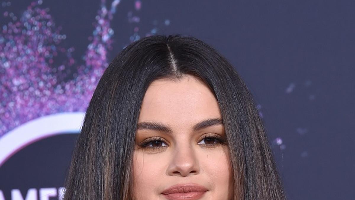 Selena Gomez con nuevo corte de pelo 'bob' y vestido de Versace en los American Music Awards 2019