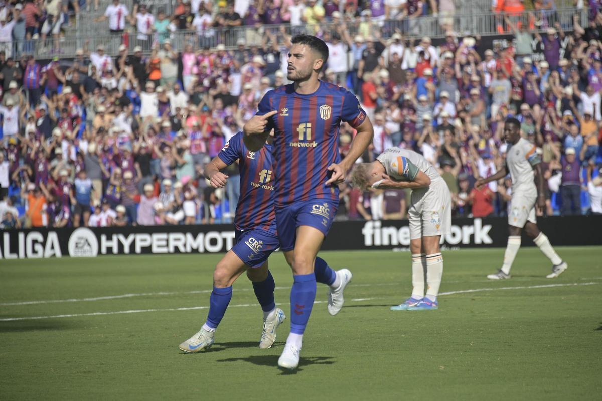 Eldense-Castellón: El Eldense sale malherido del vendaval (2-3)
