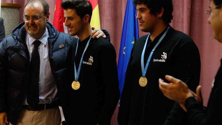 Fernando Rey (izquierda) con los dos alumnos ganadores, Enrique Pastor y Sergio Pérez (derecha).