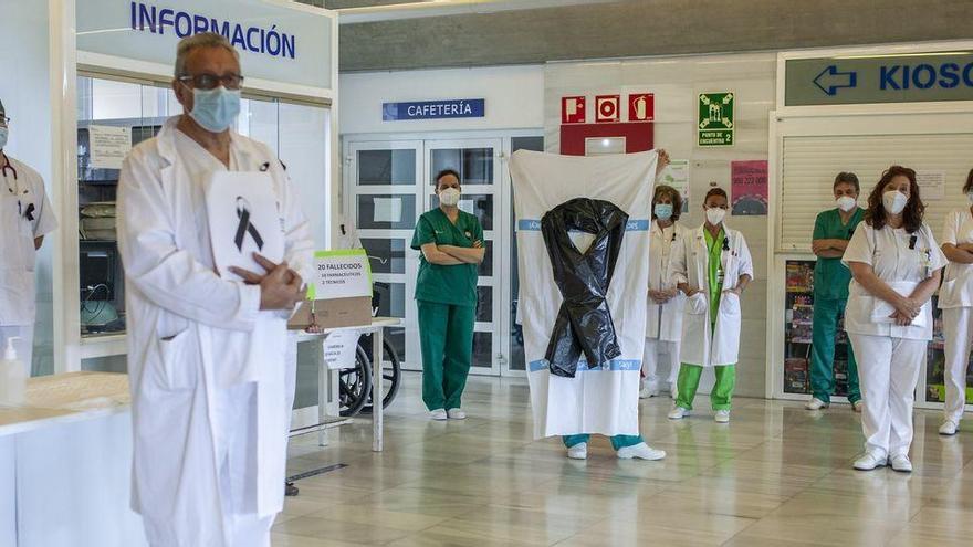 Sanitarios rinden homenaje a las víctimas en el Virgen de la Concha.