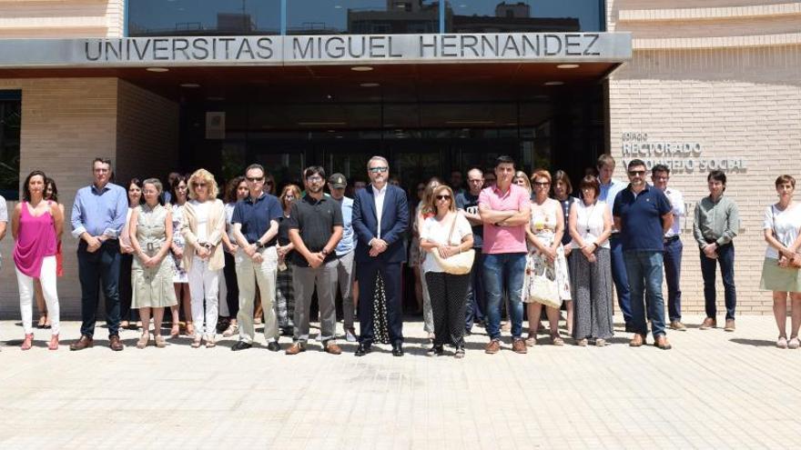 Miembros de la UMH en los minutos de silencio