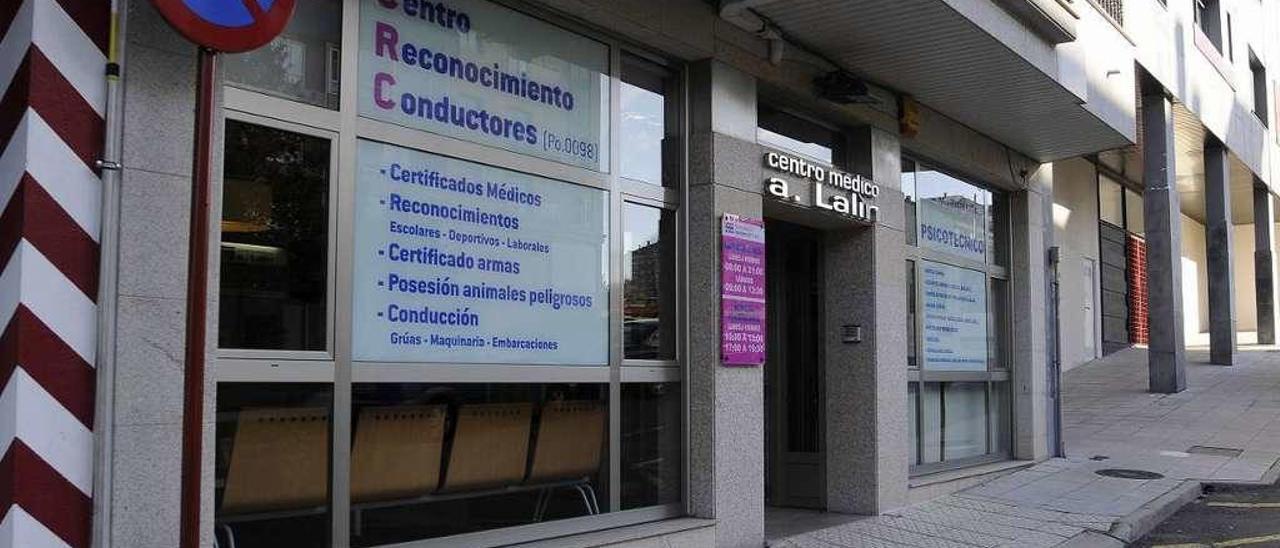 Fachada del centro médico lalinense, en la calle Otero Pedrayo. // Bernabé/Javier Lalín